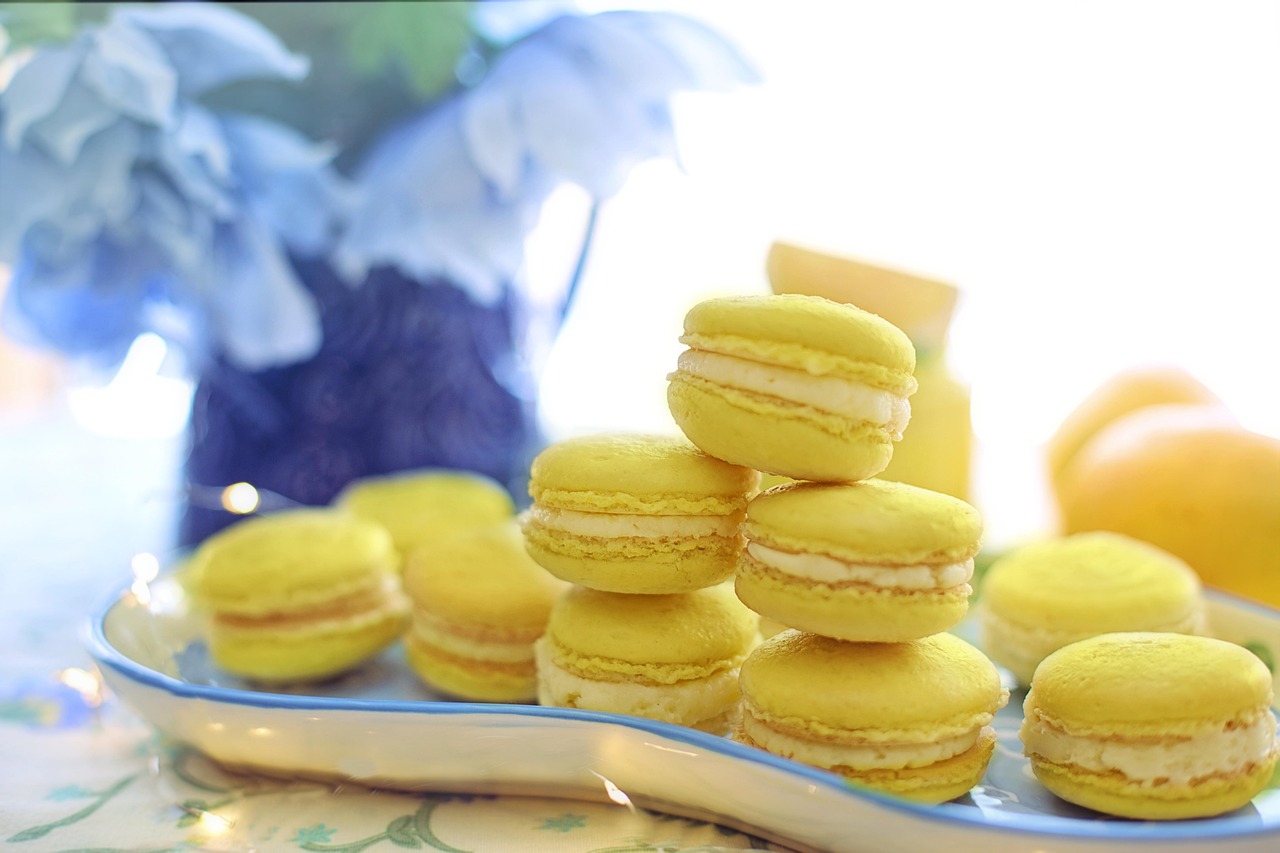 Gele citroenmacarons met een verse citroen