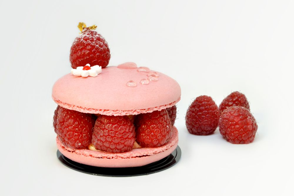 Roze frambozenmacaron gevuld met verse frambozen
